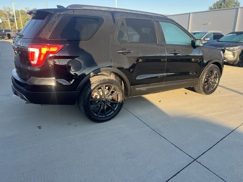 Used 2017 Ford Explorer XLT w/ Equipment Group 202A image 5