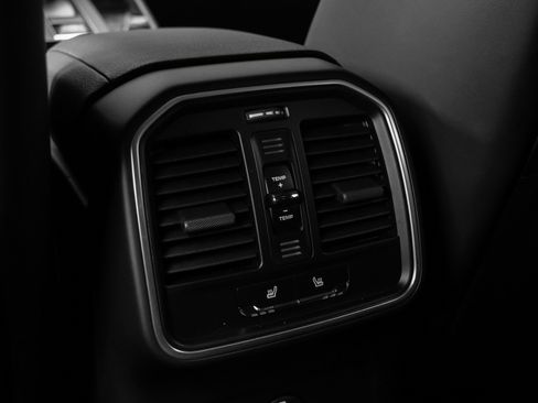 Used 2025 Porsche Macan image 40