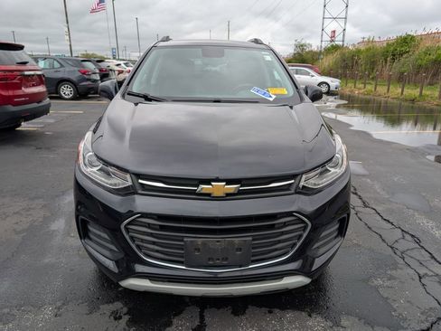 Used 2021 Chevrolet Trax LT w/ LT Convenience Package AWD/4WD image 2