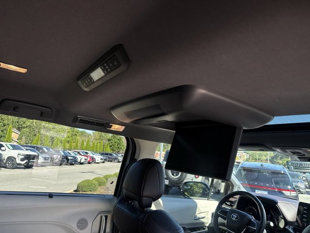 Used 2023 Toyota Sienna Platinum FWD image 29