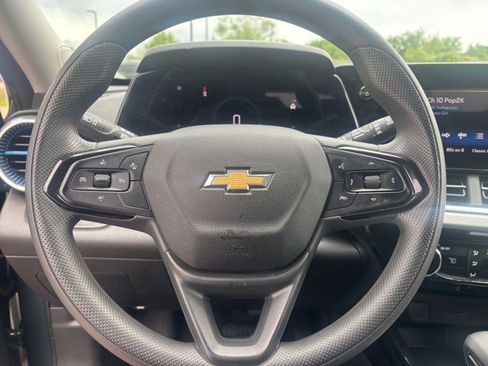 Used 2025 Chevrolet Trax LT image 25