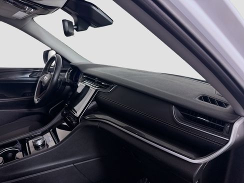 Used 2022 Jeep Grand Cherokee Laredo w/ Luxury Tech Group I image 30