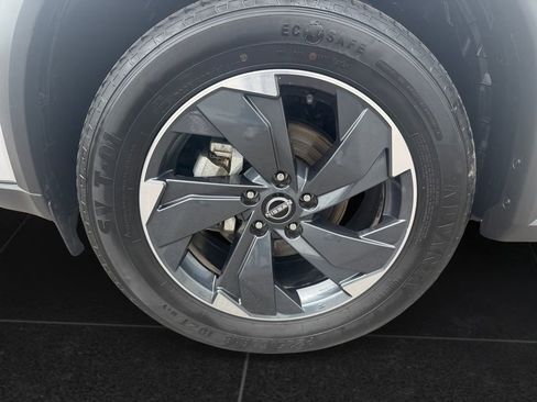 Used 2024 Nissan Rogue SV AWD/4WD image 9