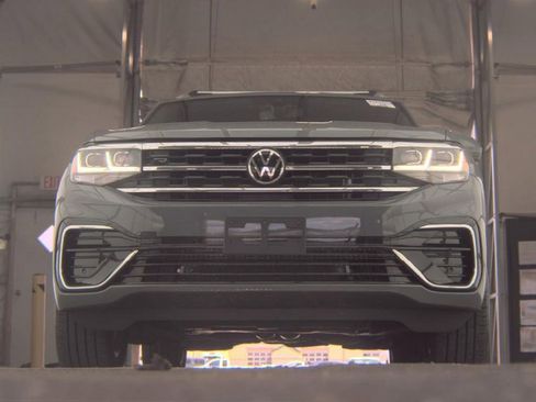 Used 2022 Volkswagen Atlas Cross Sport SEL R-Line AWD/4WD image 3