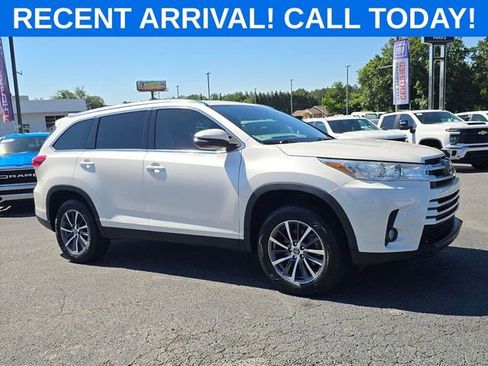 Used 2019 Toyota Highlander XLE FWD image 1