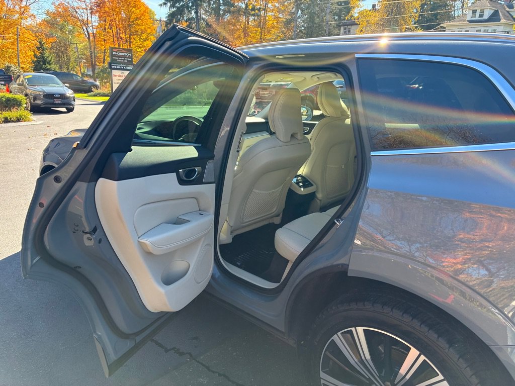 Used 2022 Volvo XC60 B5 Inscription w/ Advanced Package AWD/4WD image 16