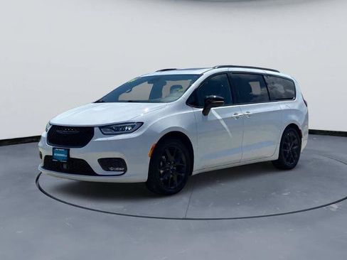Used 2025 Chrysler Pacifica Limited FWD image 9