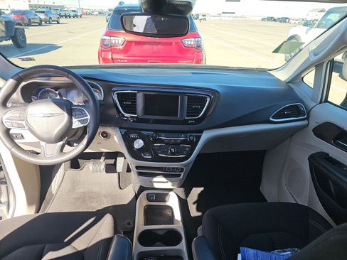 Used 2023 Chrysler Voyager LX image 11