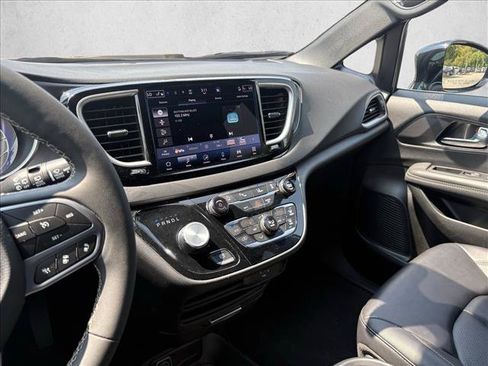 Used 2026 Chrysler Pacifica Select FWD image 16