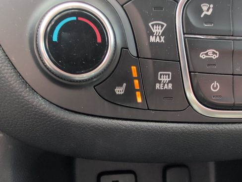 Used 2018 Chevrolet Equinox LT image 32