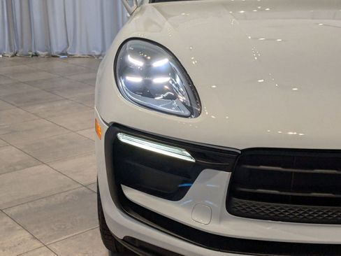 Certified 2025 Porsche Macan image 12