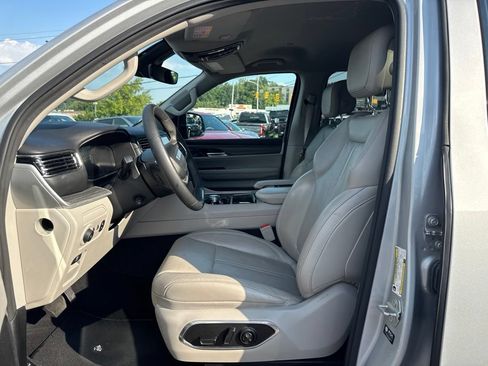 Used 2024 Jeep Wagoneer L Series II w/ Flexible Seating Group AWD/4WD image 11