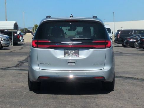 Used 2023 Chrysler Pacifica Limited FWD image 7