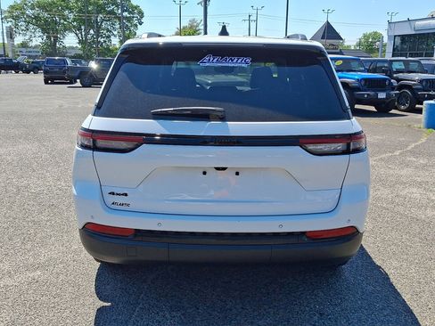 Used 2024 Jeep Grand Cherokee Altitude AWD/4WD image 4