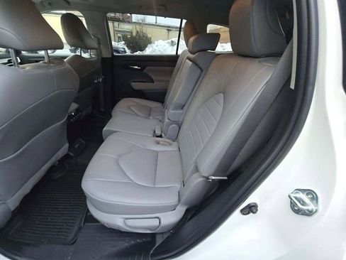 Used 2023 Toyota Highlander XLE image 10