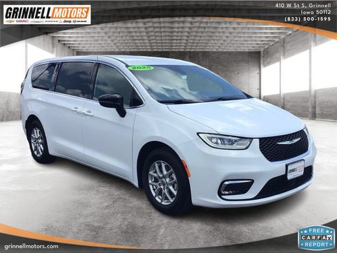 Used 2025 Chrysler Pacifica Select FWD image 3
