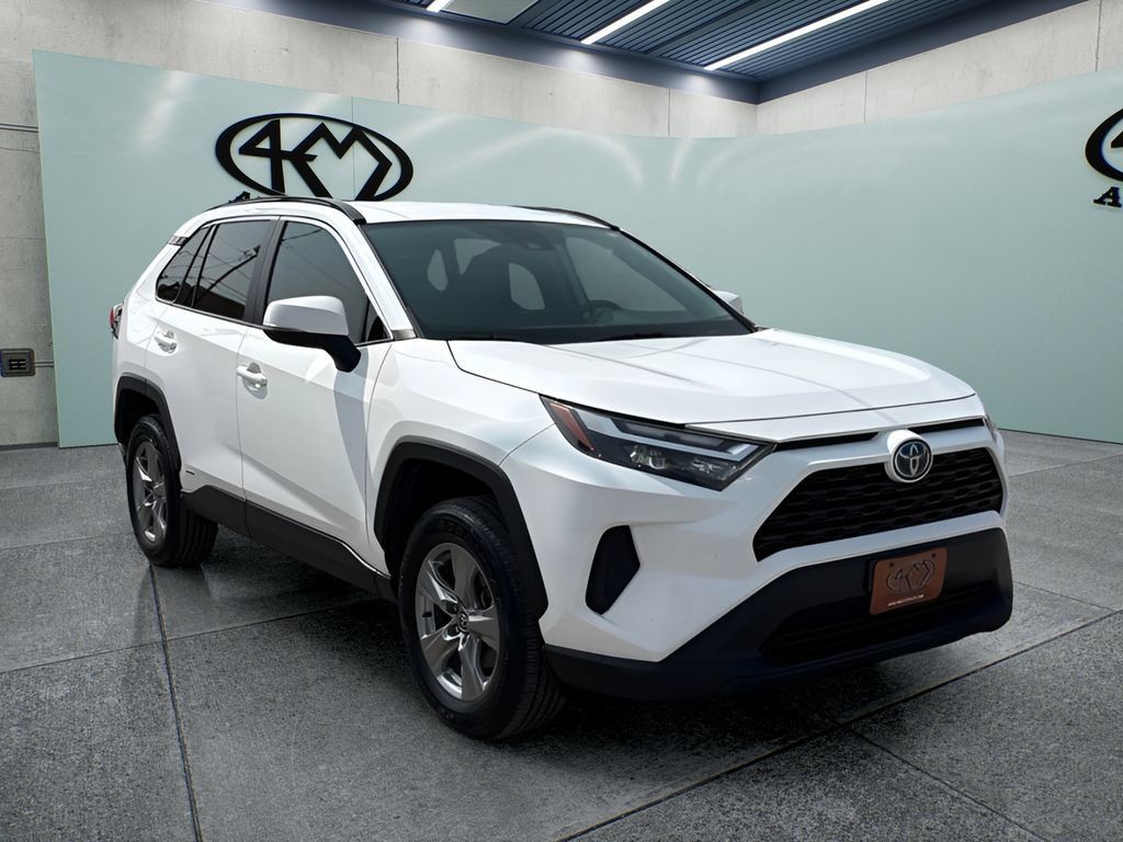 Used 2022 Toyota RAV4 XLE AWD/4WD image 1