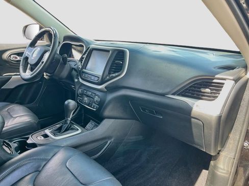 Used 2016 Jeep Cherokee Overland w/ Technology Group FWD image 28