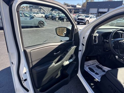 Used 2025 Nissan Frontier SV w/ SV Convenience Package image 11