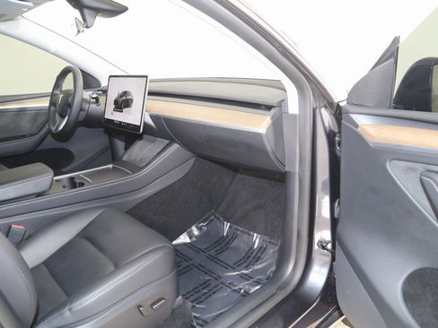 Used 2024 Tesla Model Y Long Range image 42