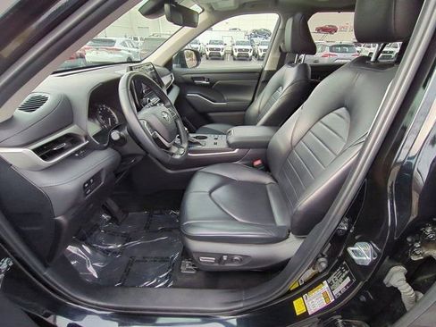 Certified 2024 Toyota Highlander XLE image 8