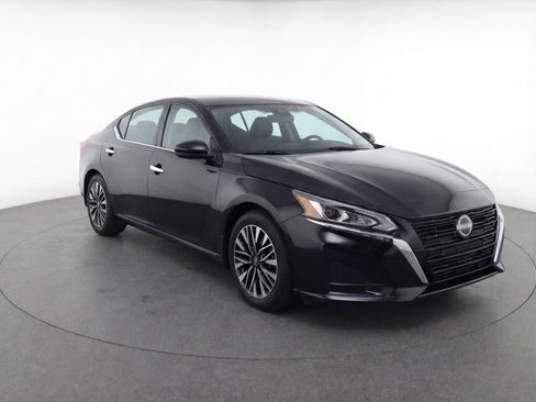 Used 2025 Nissan Altima 2.5 SV image 1