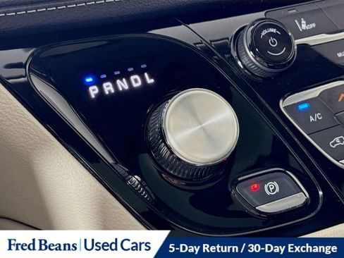 Used 2023 Chrysler Pacifica Limited FWD image 18