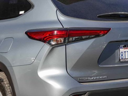 Used 2021 Toyota Highlander LE image 7