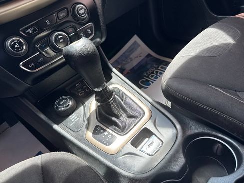 Used 2015 Jeep Cherokee Latitude AWD/4WD image 17