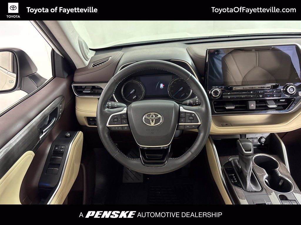 Used 2021 Toyota Highlander Limited FWD image 21