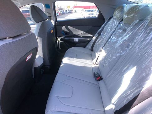 New 2025 Hyundai Elantra Limited image 24