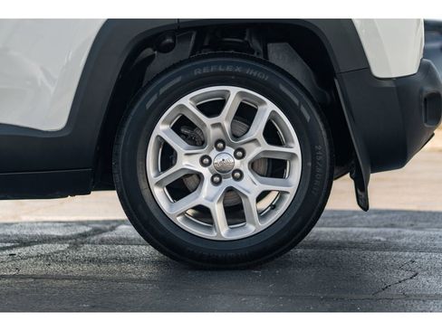 Used 2018 Jeep Renegade Latitude w/ Popular Equipment Group image 5