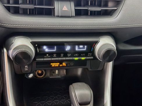 Used 2019 Toyota RAV4 LE w/ Carpet Mat Package FWD image 22