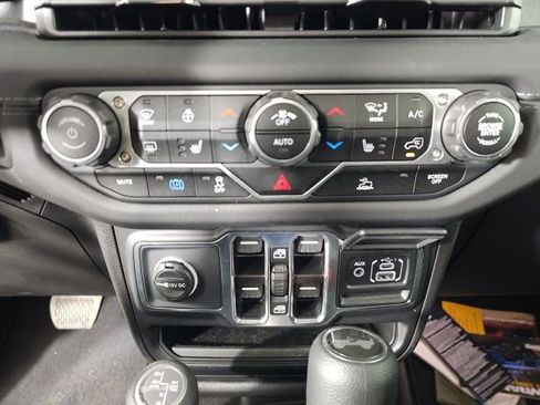 Used 2025 Jeep Wrangler Unlimited Sahara image 21