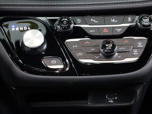 New 2026 Chrysler Pacifica Select image 22