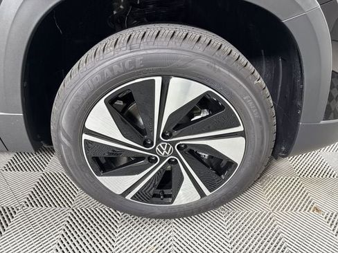 New 2025 Volkswagen Taos SE image 9