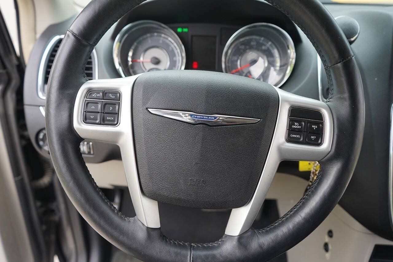 Used 2016 Chrysler Town & Country Touring w/ Driver Convenience Group FWD image 19