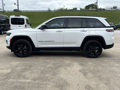 Used 2023 Jeep Grand Cherokee Altitude AWD/4WD image 11