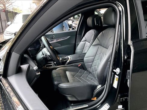 Used 2025 BMW 740i image 7