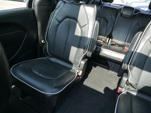 Used 2025 Chrysler Pacifica Limited FWD image 12