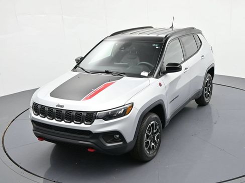 Used 2025 Jeep Compass Trailhawk AWD/4WD image 23
