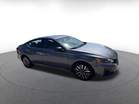 Used 2025 Nissan Altima 2.5 SV FWD image 2