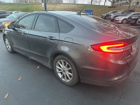 Used 2017 Ford Fusion SE image 6