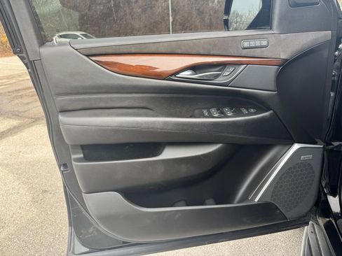 Used 2018 Cadillac Escalade ESV Luxury AWD/4WD image 20