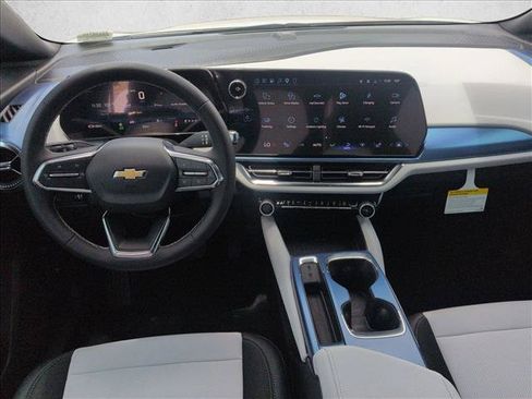Used 2026 Chevrolet Equinox EV LT FWD image 25