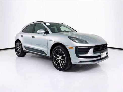 Certified 2025 Porsche Macan image 6