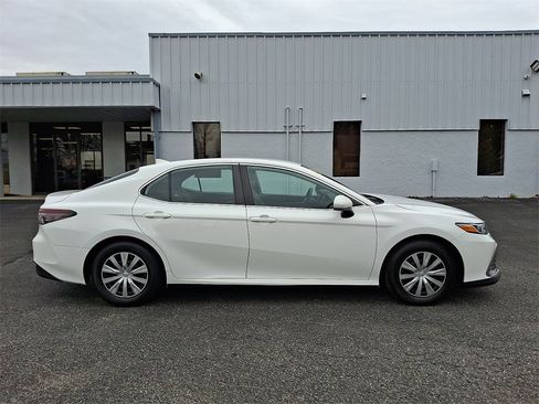 Used 2022 Toyota Camry LE image 7