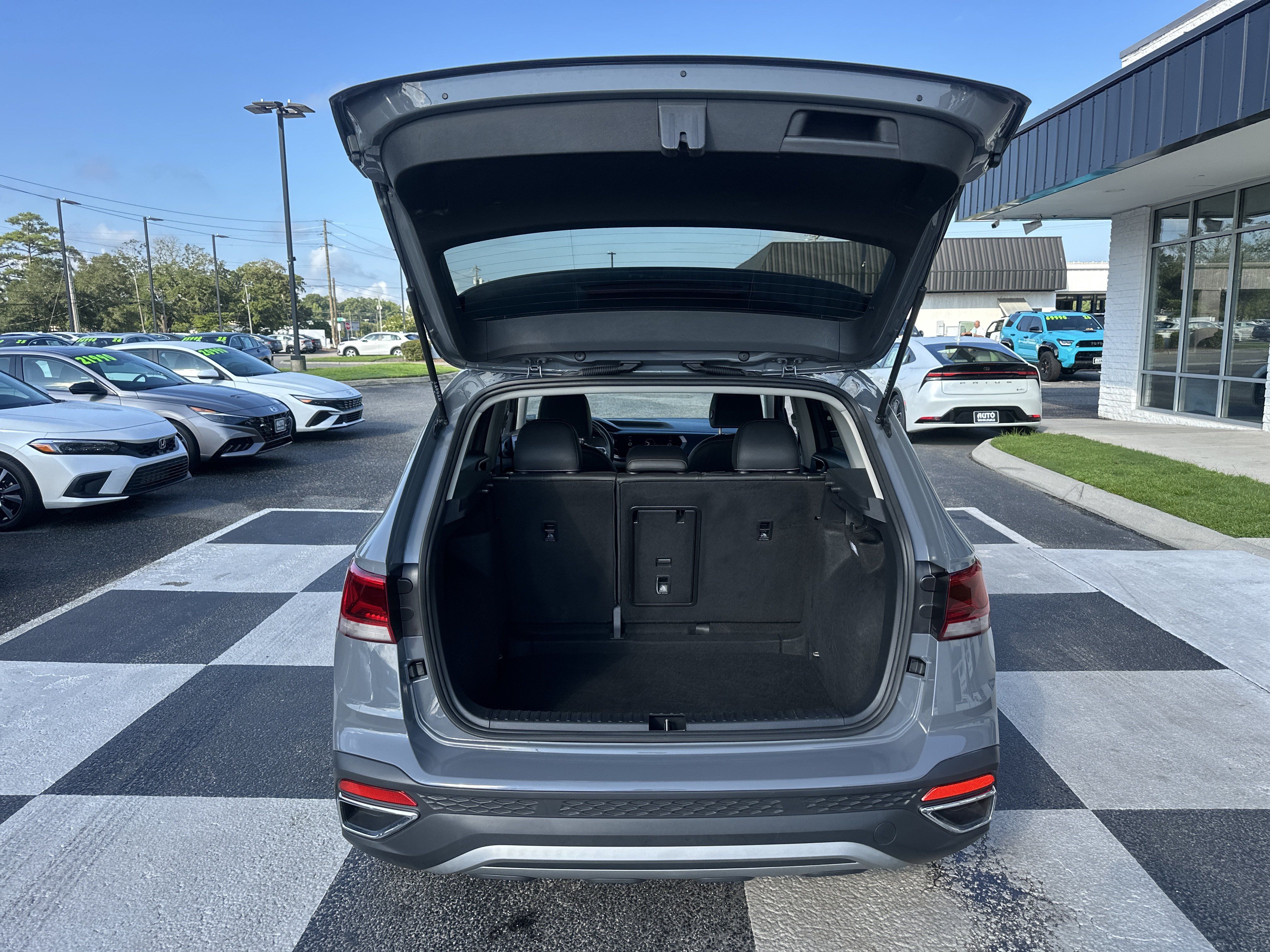Used 2024 Volkswagen Taos SE w/ MDO Package FWD image 5