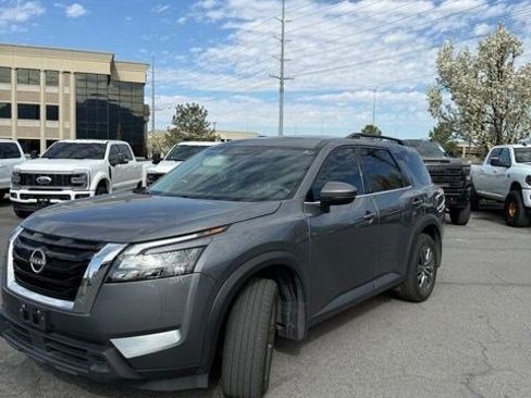 Used 2024 Nissan Pathfinder SV w/ SV Premium Package image 2
