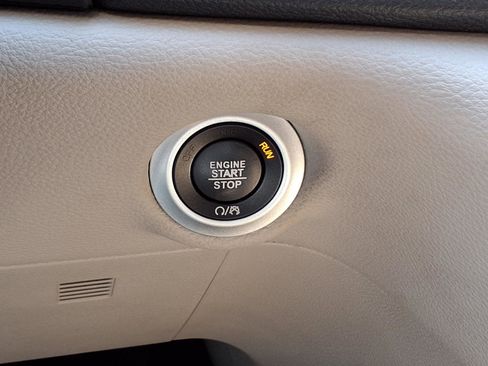 Used 2023 Chrysler Pacifica Touring-L FWD image 13